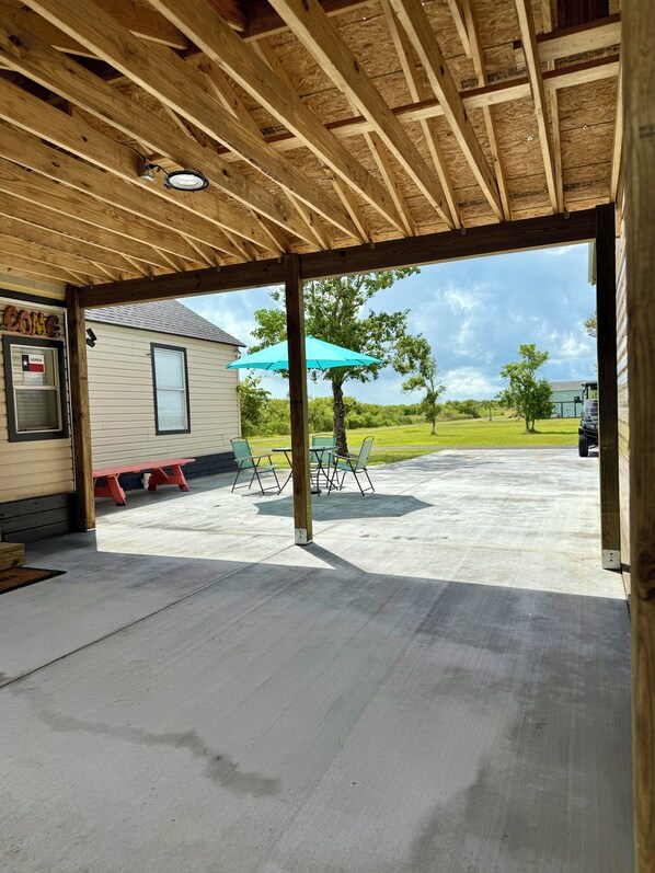 Terrace/patio - Enjoy a nice retreat conveniently a few miles from beach or fishing docks. (Matagorda)