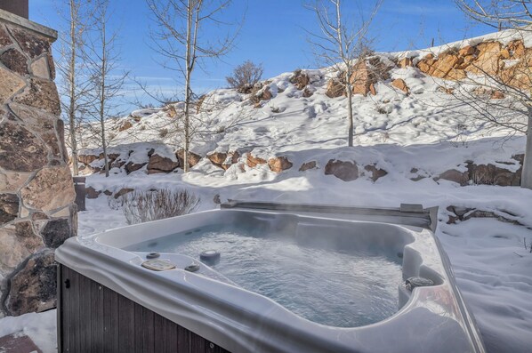 Outdoor spa tub
