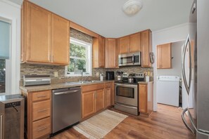 Kjøleskap, mikrobølgeovn, ovn og kokeplater