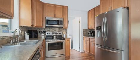 Réfrigérateur, four à micro-ondes, un four, surface de cuisson