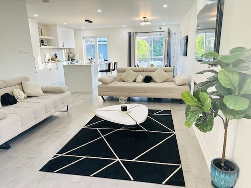 Spacious 5-bedroom apartment in enjoyable Longueuil with AC