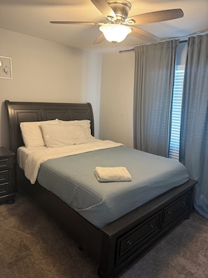 4 Schlafzimmer, Zimmersafe, Schreibtisch, Bügeleisen/Bügelbrett