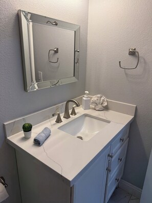 Dusche, Haartrockner, Handtücher, Seife