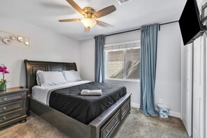 4 bedrooms, in-room safe, desk, iron/ironing board