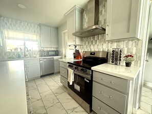 Fridge, microwave, oven, stovetop - Cozy, Modern Glendale Retreat – Perfect for Families & Guests with Pets (Glendale)