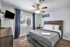 4 bedrooms, in-room safe, desk, iron/ironing board