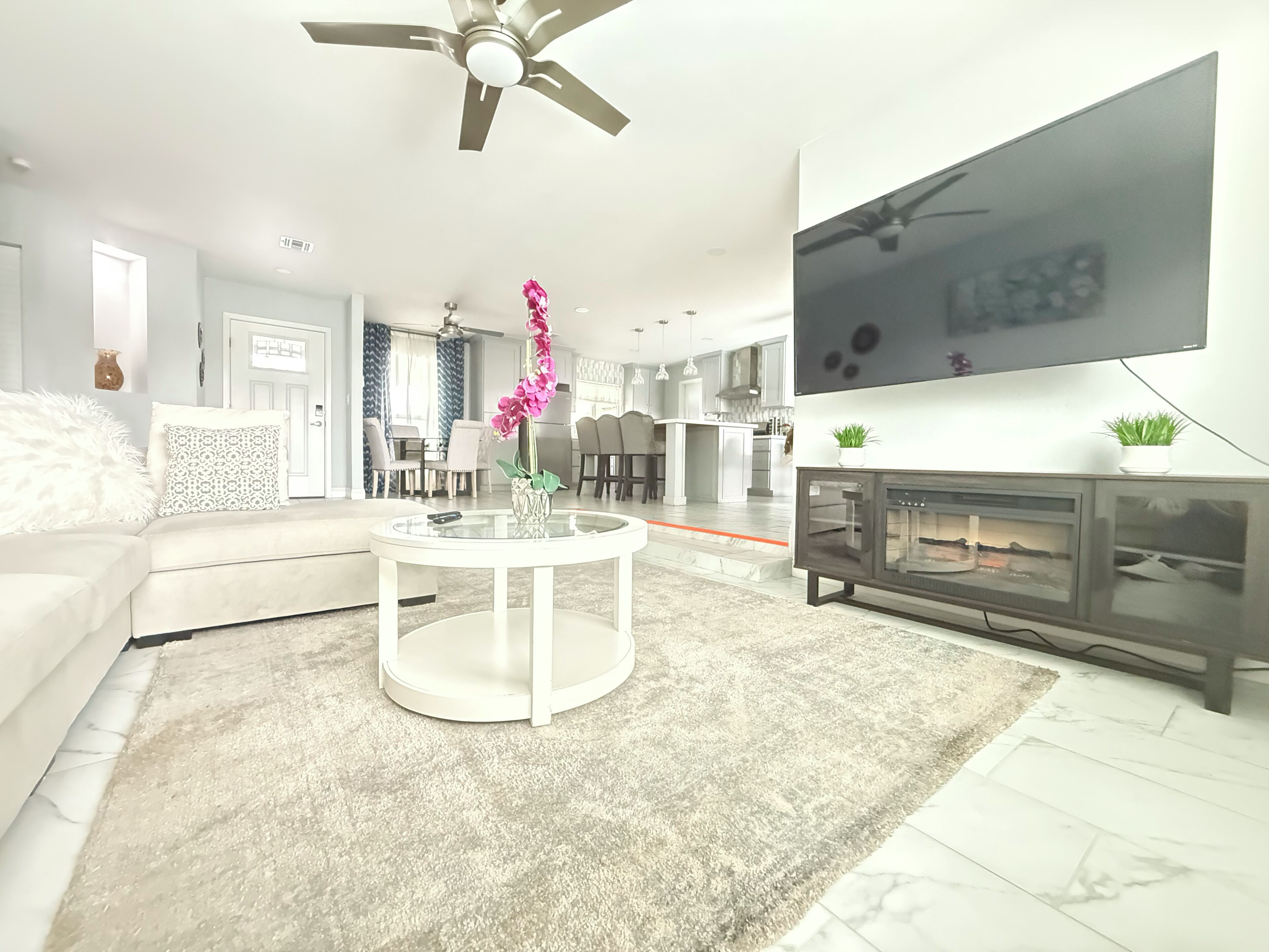 Smart TV, chimenea, monitor de computadora y impresora 