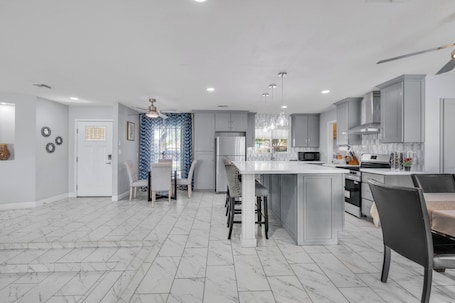 Fridge, microwave, oven, stovetop. Exclusive Residence in Glendale