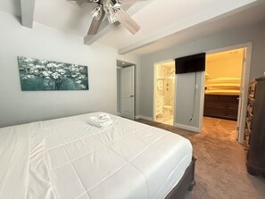 4 bedrooms, in-room safe, desk, iron/ironing board - Cozy, Modern Glendale Retreat – Perfect for Families & Guests with Pets (Glendale)