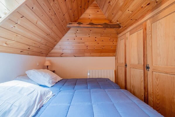 4 bedrooms, iron/ironing board, free WiFi