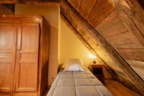 4 bedrooms, iron/ironing board, free WiFi