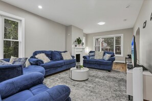 Smart TV, fireplace, table football - The Vibe at OSU: Walking distance to the stadium! (Columbus)