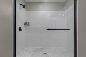 Douche, séchoir à cheveux, serviettes fournies