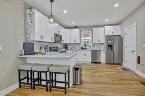 冷蔵庫、電子レンジ、オーブン、コンロ