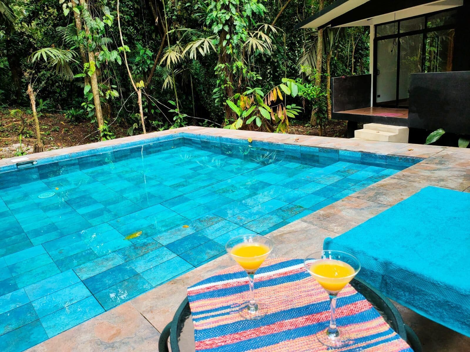 Kolam renang outdoor, dengan kursi berjemur