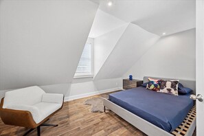 3 bedrooms, desk, iron/ironing board, free WiFi