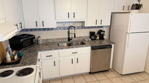 Coffee/tea maker, fridge, microwave, oven - 2-bedroom house in beautiful Bradenton with AC, fitness room (Bradenton)