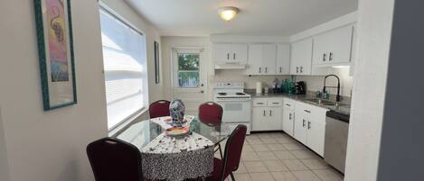 Een magnetron, een oven, een vaatwasser