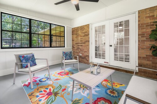 Hailey's Retreat-6 minutes to Downtown Dothan! Spacious home, sunroom, backyard!