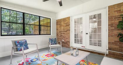 Hailey's Retreat-6 minutes to Downtown Dothan! Spacious home, sunroom, backyard!