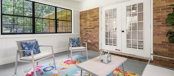 Hailey's Retreat-6 minutes to Downtown Dothan! Spacious home, sunroom, backyard!