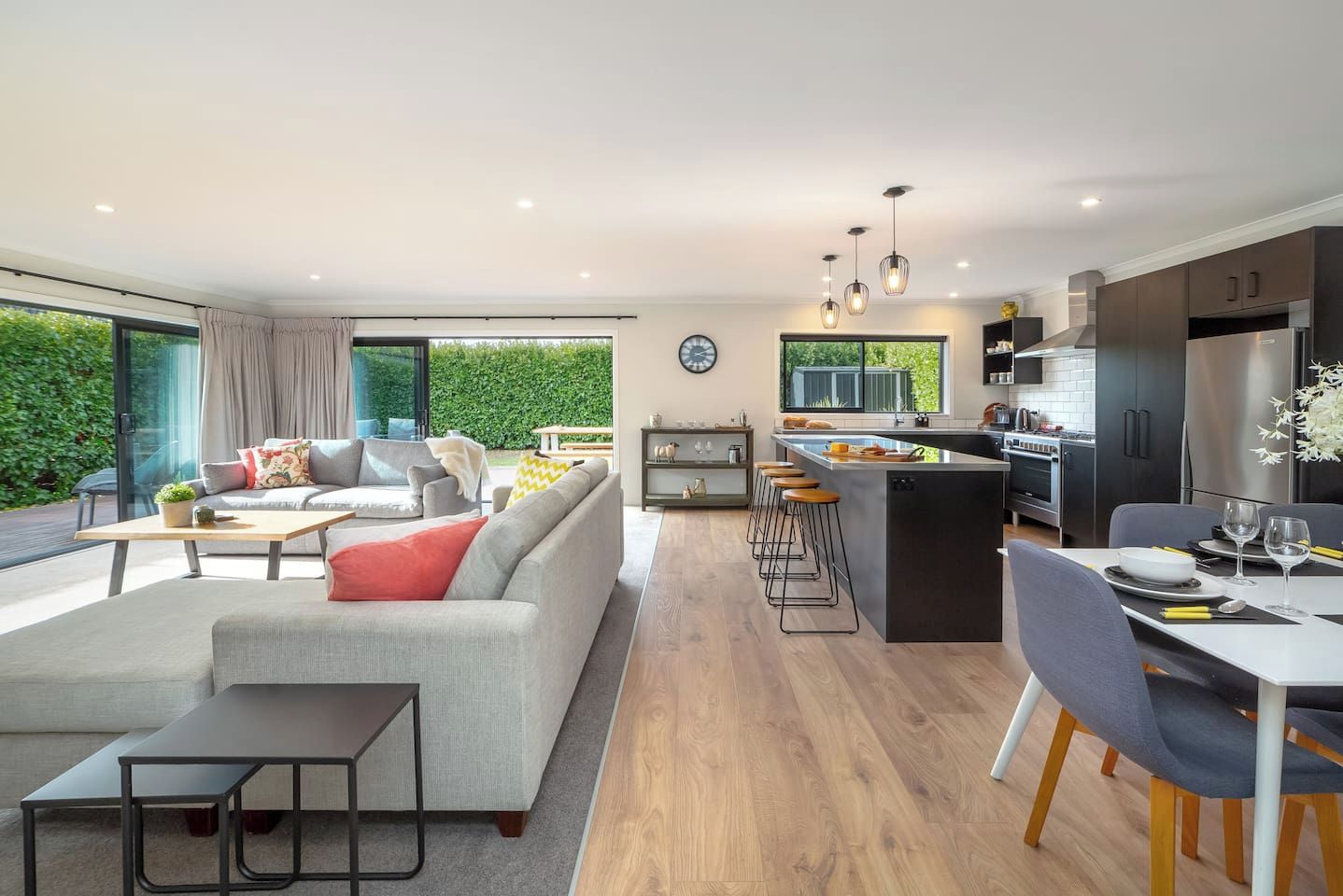 Un appartement moderne comprenant un espace de vie, une cuisine et un coin repas.