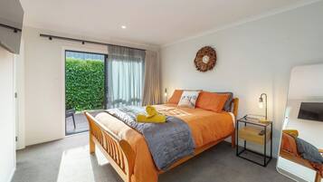 3 bedrooms, iron/ironing board, WiFi (free), bed sheets