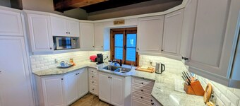 Waterfront 2br fully equipped private cottage with wooded area and large yard