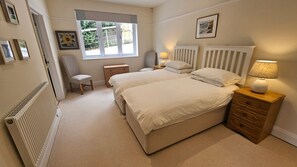 4 habitaciones, tabla de planchar con plancha, wifi y ropa de cama 