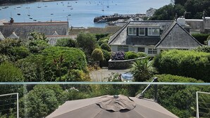 A coastal town with a view of the sea, boats, and buildings. - Highlands - sleeps 7 guests  in 4 bedrooms (St Mawes)