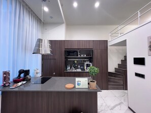 Réfrigérateur, micro-ondes, lave-vaisselle, cafetière/bouilloire