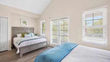 3 habitaciones, tabla de planchar con plancha y cuna de viaje