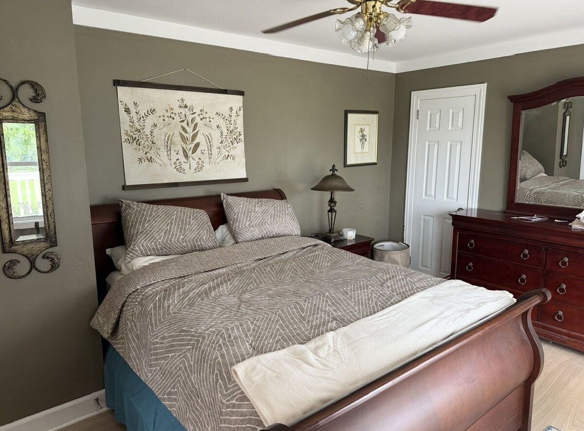 Photo 8 of Pond View provides a quiet privacy just 8 minutes from the airport.
