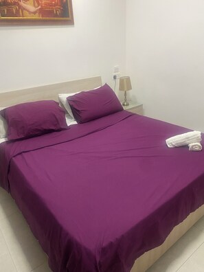 2 habitaciones, tabla de planchar con plancha, wifi y ropa de cama