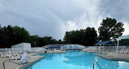 Rustic Table Rock Cabin - Minutes to the Lake!