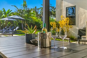 Outdoor dining - Luxury Stay w/ Pool, Spa, Fire Pit, Outdoor Lounge & Stunning Ocean Views | Encinitas Retreat (Encinitas)