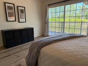 2 室のベッドルーム、アイロン / アイロン台、WiFi (無料)、ベッドシーツ