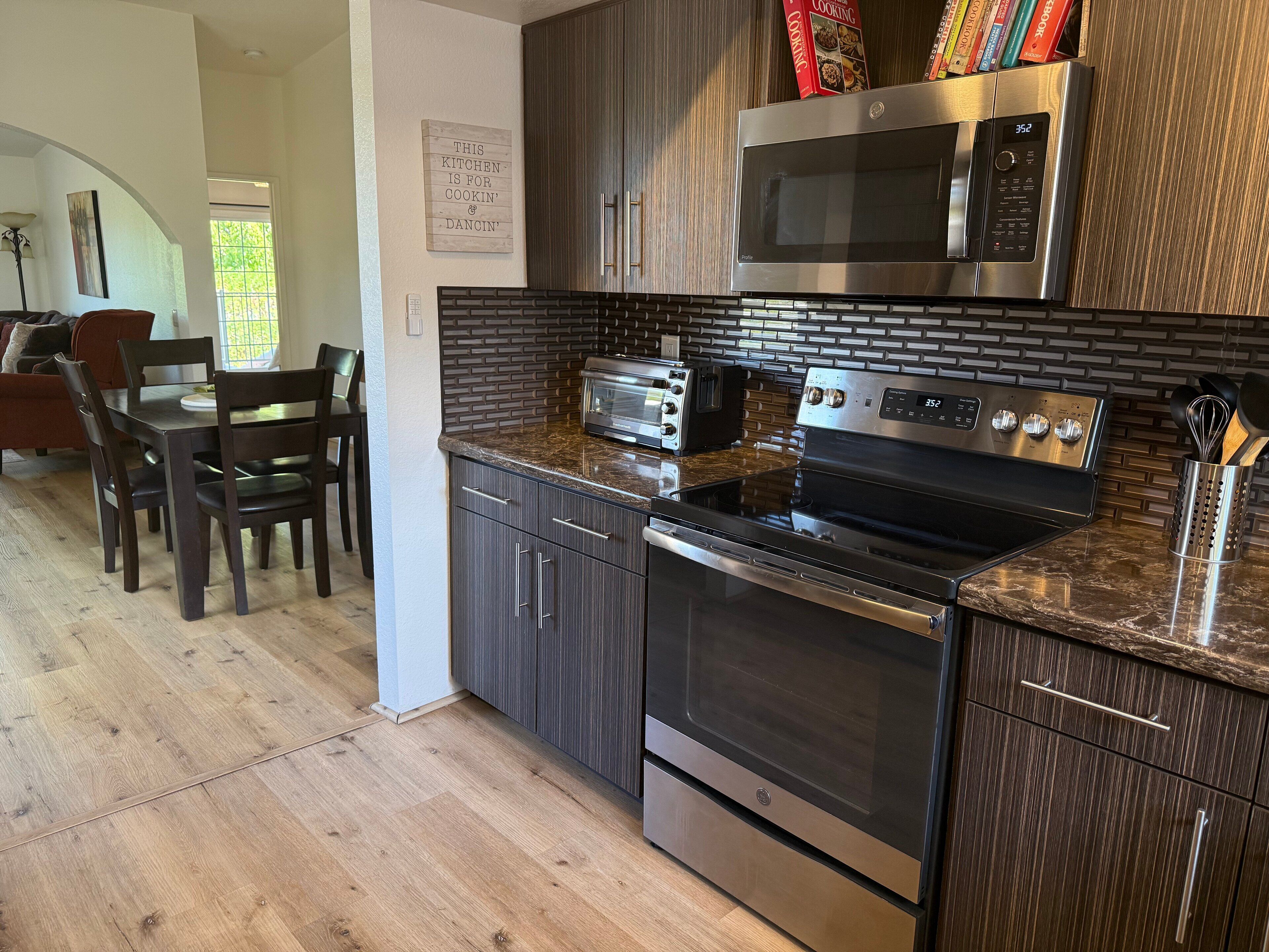 Kjøleskap, mikrobølgeovn, ovn og kokeplater