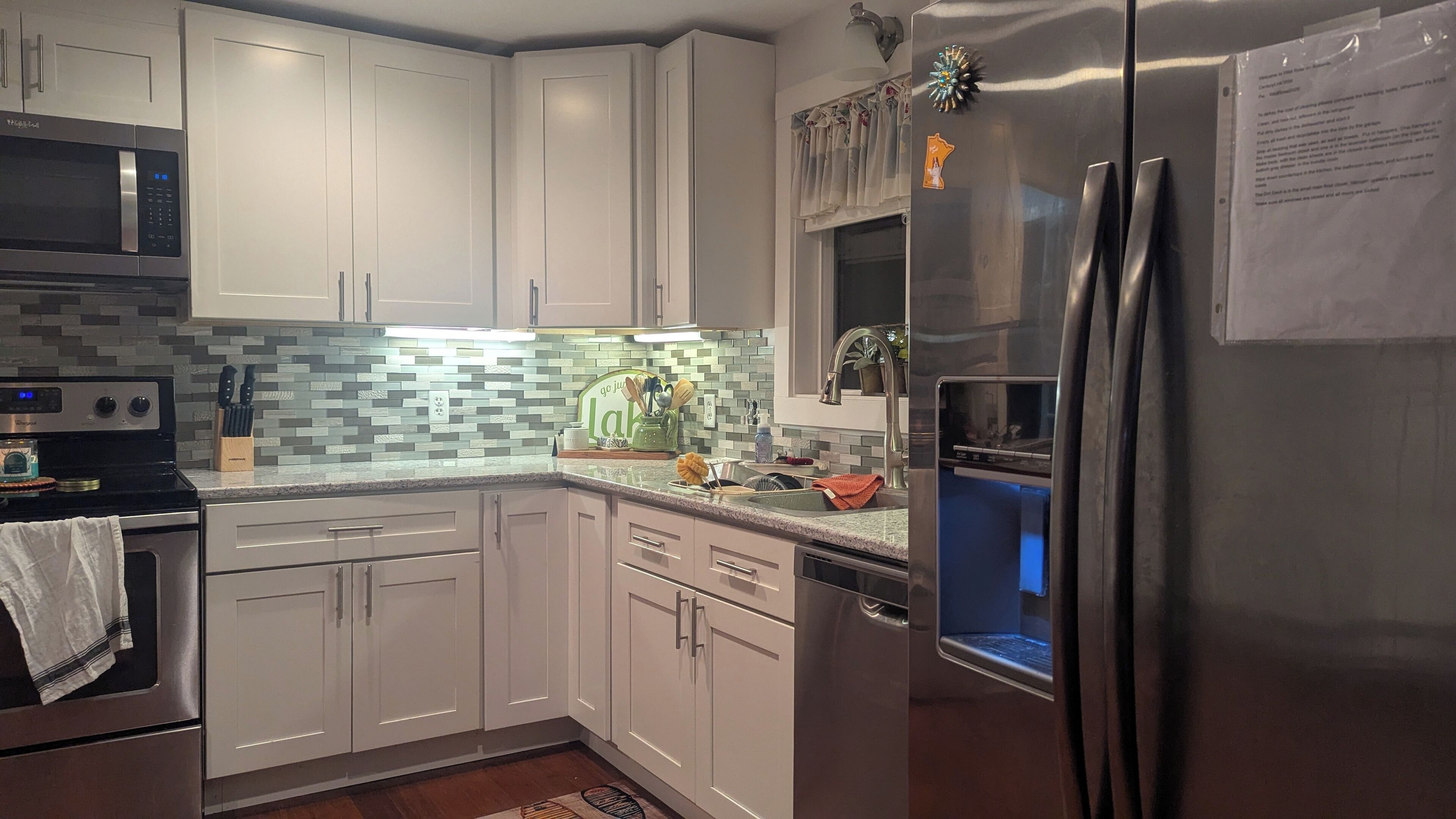 Jääkaappi, mikroaaltouuni, uuni, liesi