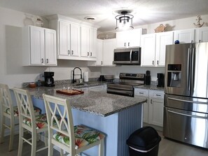 Kjøleskap, mikrobølgeovn, ovn og kokeplater