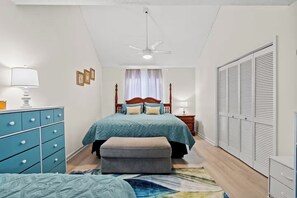 1 bedroom, desk, iron/ironing board, free WiFi - May@90.00 June/July@100.00-Full Kitchen-Screened Balcony-8 min to Beach - Pools (Little River)