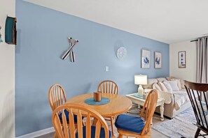 Dining - May@90.00 June/July@100.00-Full Kitchen-Screened Balcony-8 min to Beach - Pools (Little River)