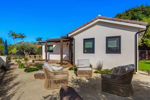 Terrace/patio - LaJolla-brand new! Luxury 2 bed 2 bath custom casita, 5 minutes to the beach! (San Diego)