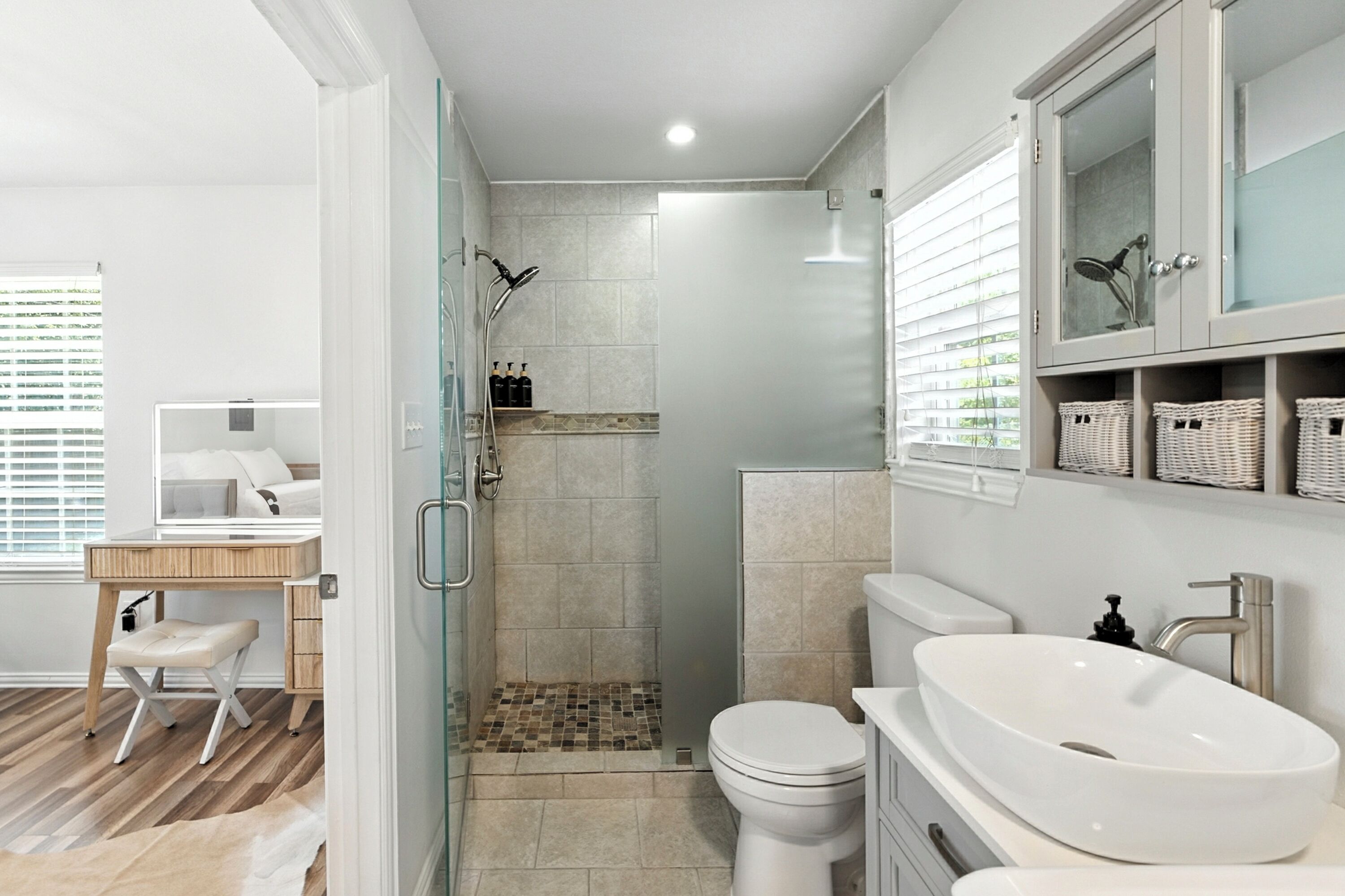 Une salle de bain moderne équipée d’une douche, de toilettes et d’un lavabo.