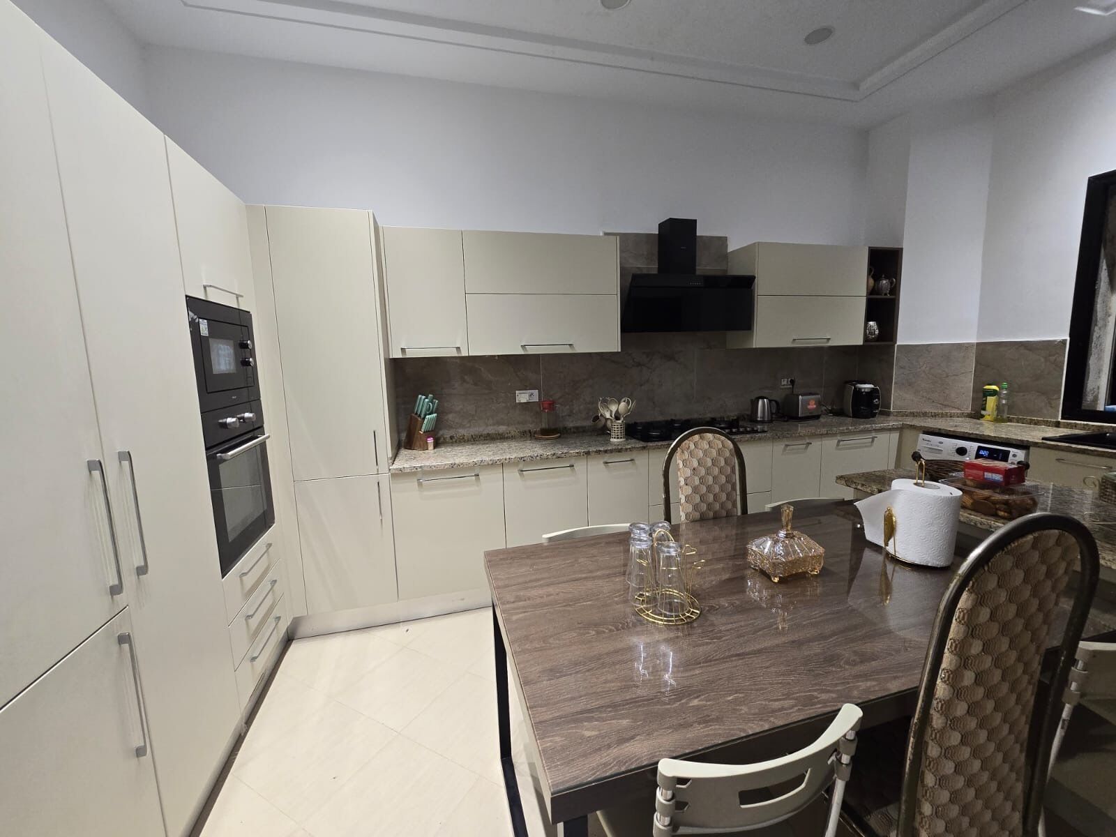 Micro-ondes, four, plaque de cuisson, lave-vaisselle