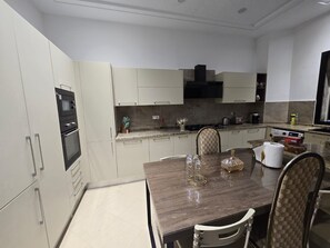 Microondas, horno, placa de cocina y lavavajillas