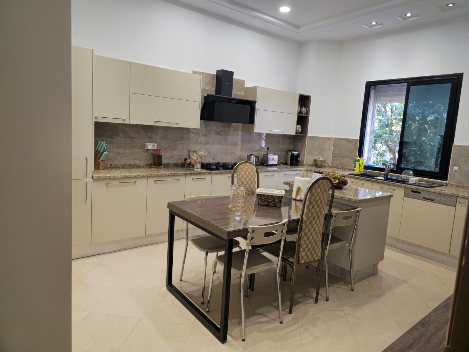 Micro-ondes, four, plaque de cuisson, lave-vaisselle