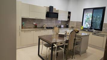 Micro-ondes, four, plaque de cuisson, lave-vaisselle