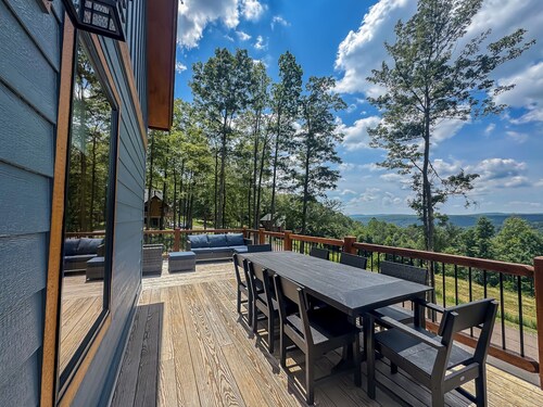 Stunning! Pet Friendly New Construction + Hot Tub + Fire Pit