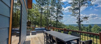 Stunning! Pet Friendly New Construction + Hot Tub + Fire Pit